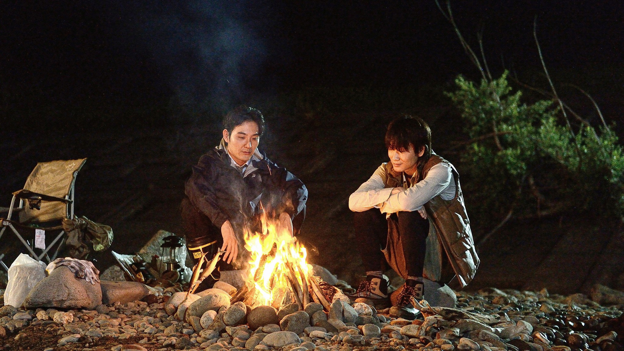 Ẩn Sau Bóng Tối